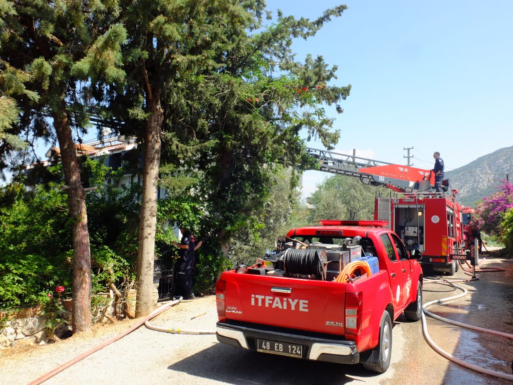 Fethiye'de Korkutan Yangın: Apart Otel Alevlere Teslim Oldu