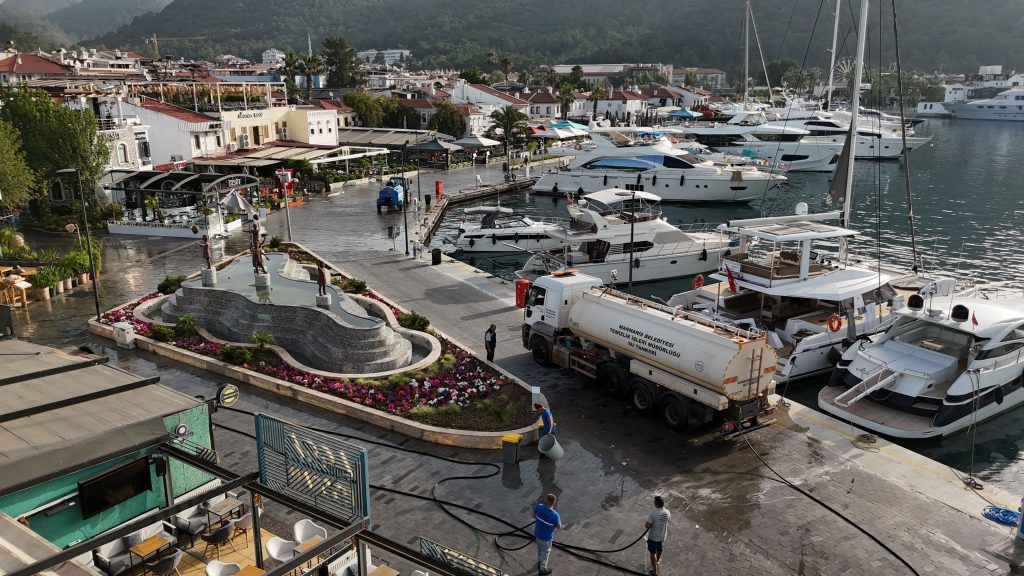 Marmaris’te Yat Limanı ve Barlar Sokağı Tertemiz 