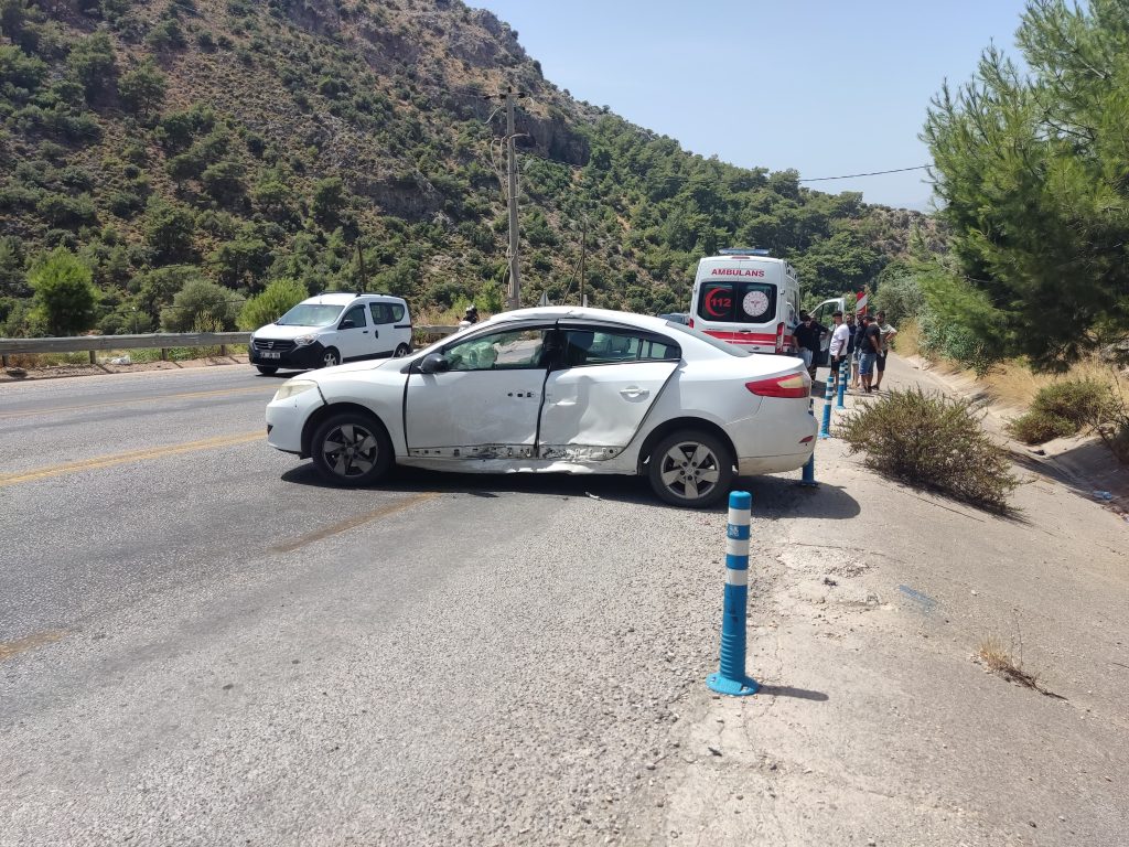 Fethiye'nin Patlangıç Mahallesi'nde, Ölüdeniz Caddesi üzerinde bir otobüs ile bir otomobilin karıştığı trafik kazasında bir kişi yaralandı.