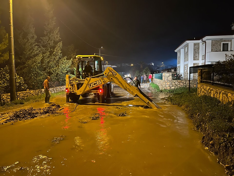 İşte Datça’da Evleri Su Bastı Ekipler Gece Boyu Çalıştı Haberi