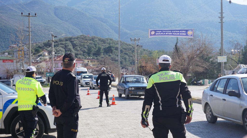 İşte Fethiye’de Sürücülere Kask Hediye Ettiler Haberi