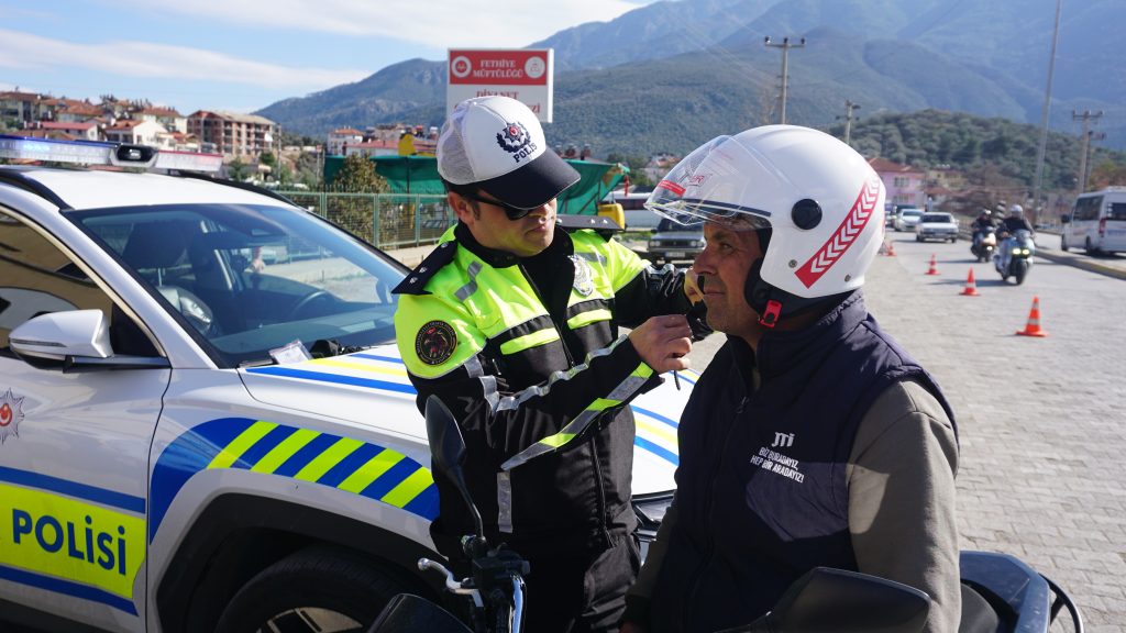 İşte Fethiye’de Sürücülere Kask Hediye Ettiler Haberi