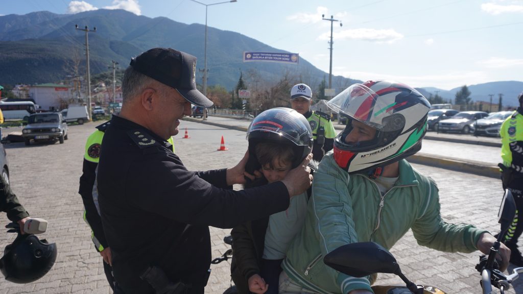 İşte Fethiye’de Sürücülere Kask Hediye Ettiler Haberi