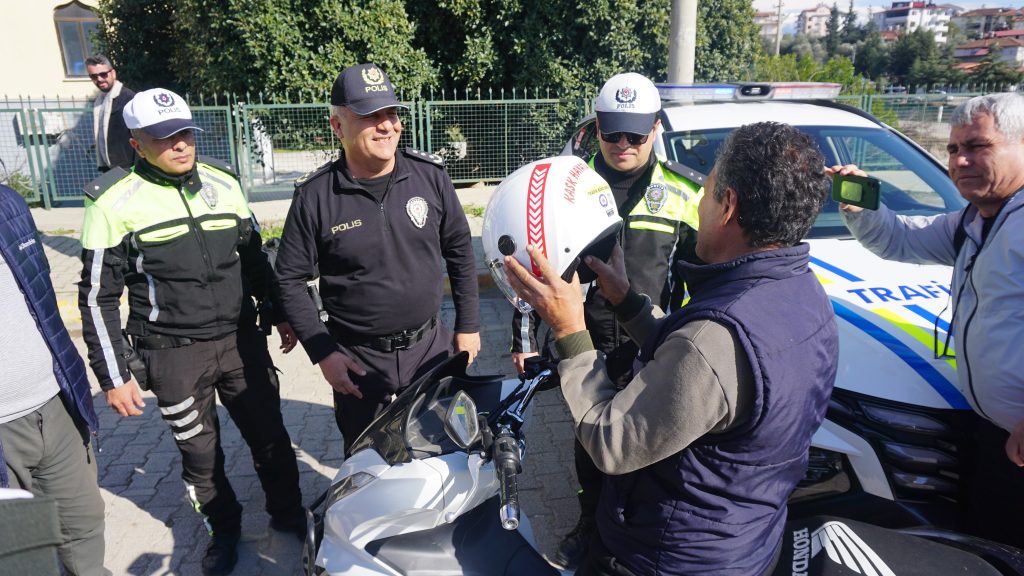 Fethiye’de Sürücülere Kask Hediye Ettiler