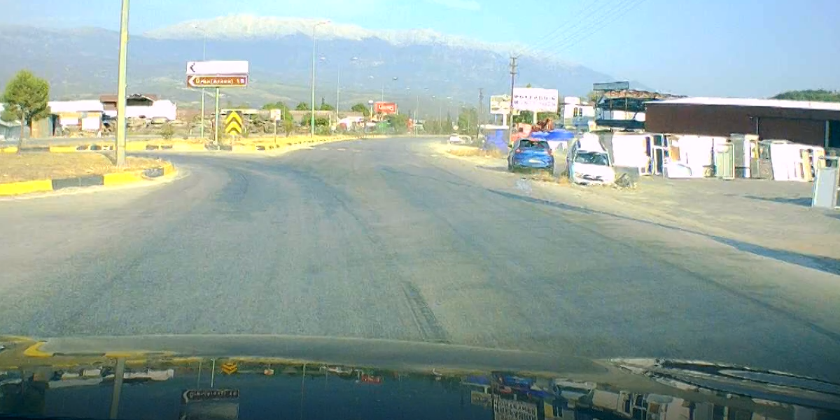 İşte Seydikemer'de 2 Otomobil Çarpıştı: Kaza Kameraya Yansıdı Haberi