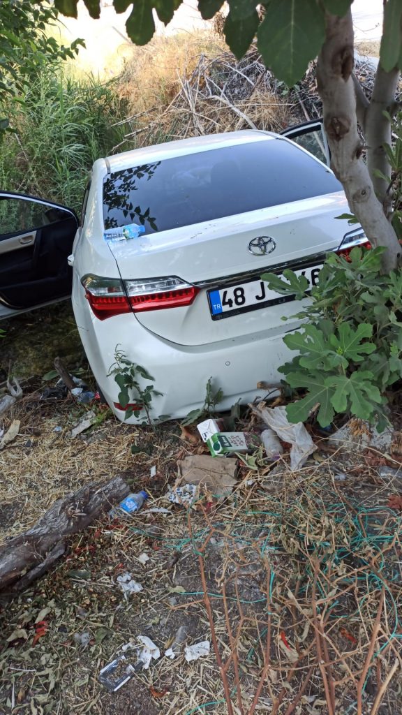 İşte Seydikemer’de Trafik Kazası Araç Dereye Uçtu, 3 Kişi Yaralandı Haberi