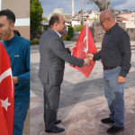 İşte Seydikemer Belediye Başkanı Akdenizli Vatandaşlara Türk Bayrağı Dağıttı haberi