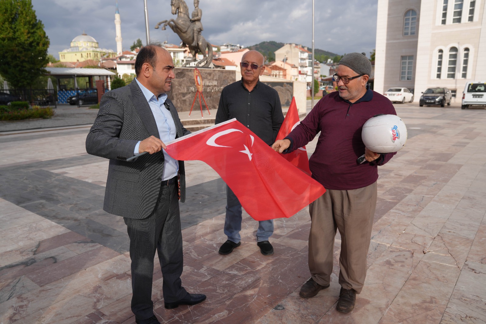 İşte Seydikemer Belediye Başkanı Akdenizli Vatandaşlara Türk Bayrağı Dağıttı haberi