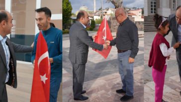 İşte Seydikemer Belediye Başkanı Akdenizli Vatandaşlara Türk Bayrağı Dağıttı haberi