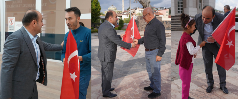 İşte Seydikemer Belediye Başkanı Akdenizli Vatandaşlara Türk Bayrağı Dağıttı haberi