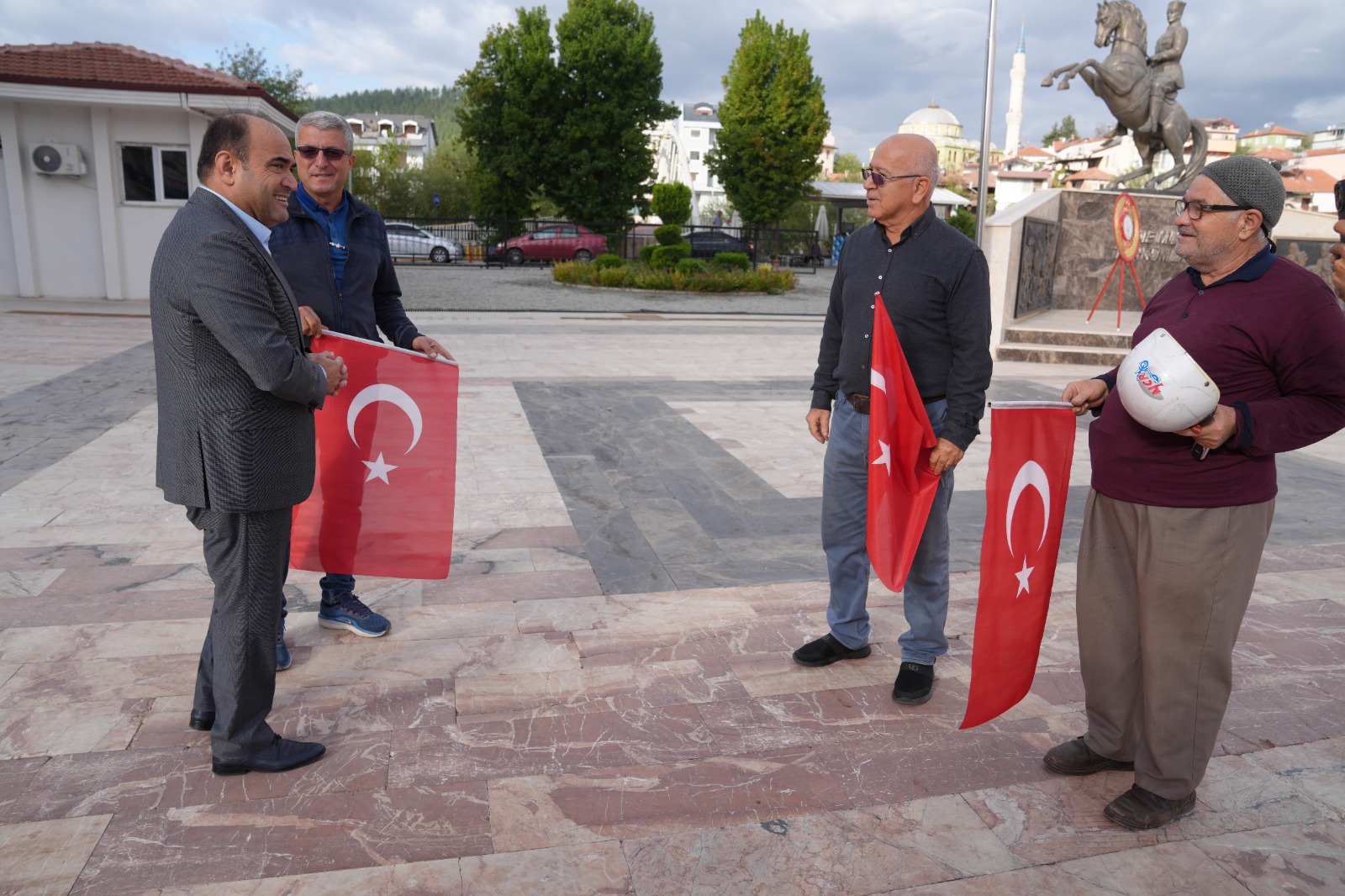 İşte Seydikemer Belediye Başkanı Akdenizli Vatandaşlara Türk Bayrağı Dağıttı haberi