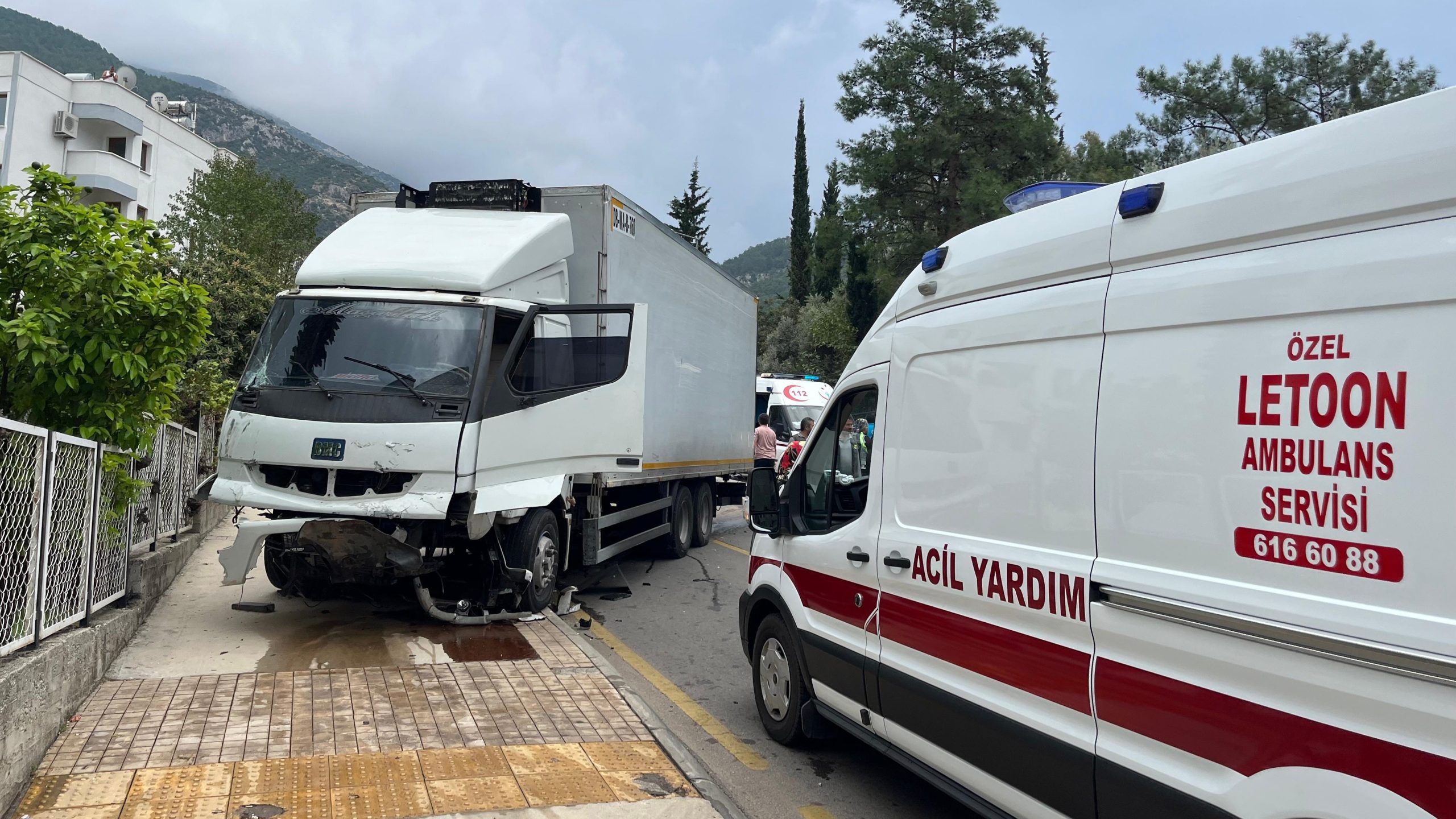 İşte Fethiye’de Okul Servisi ile Kamyon Çarpıştı! 24 Yaralı haberi