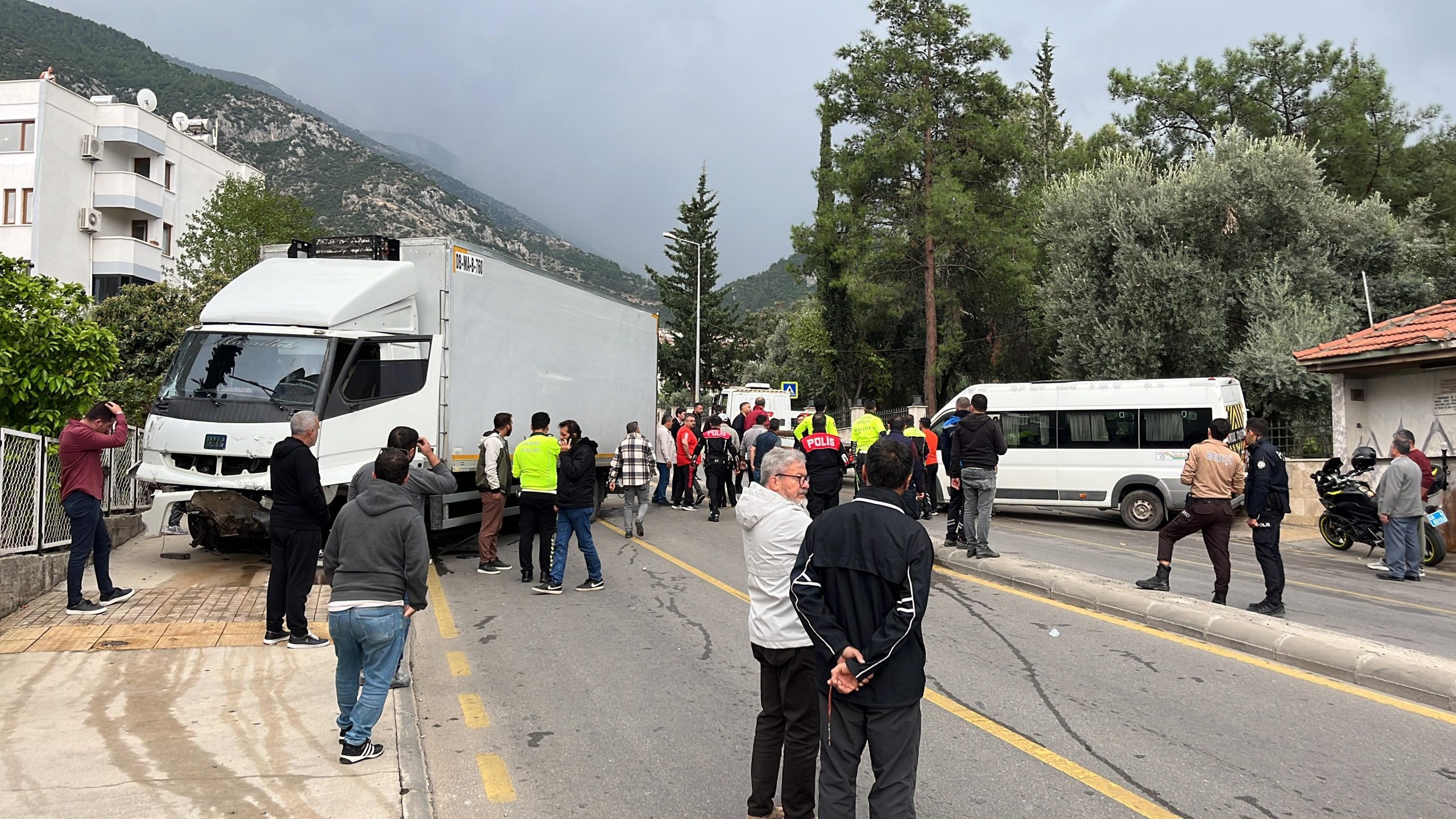 İşte Fethiye’de Okul Servisi ile Kamyon Çarpıştı! 24 Yaralı haberi
