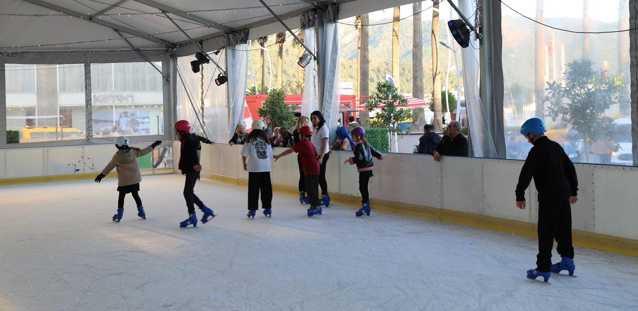 İşte Buz Pisti Açıldı, Eğlence Doruğa Ulaştı haberi