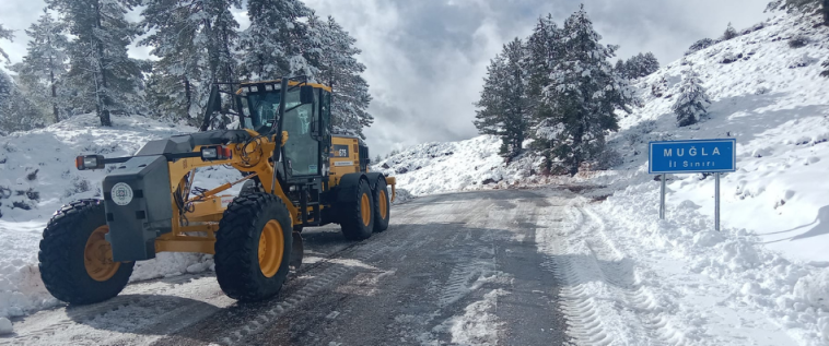 İşte Büyükşehir’den Fethiye ve Seydikemer’de Kar Mesaisi haberi