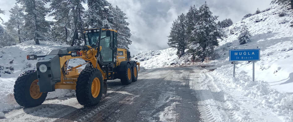 İşte Büyükşehir’den Fethiye ve Seydikemer’de Kar Mesaisi haberi