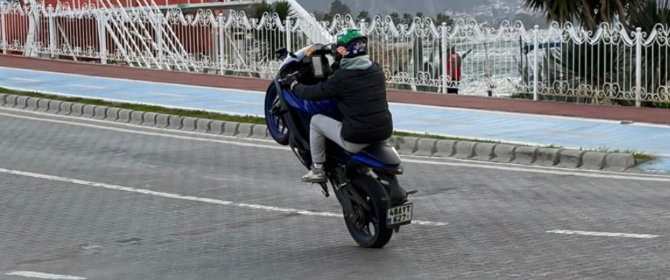 İşte Fethiye Sahil Bandında Tehlikeli Hareketler: Motosiklet Sürücüsüne Ceza haberi
