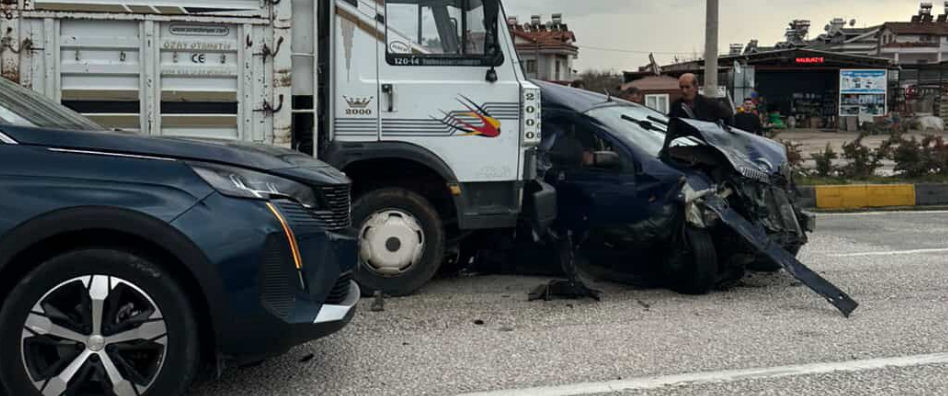 İşte Fethiye–Antalya Karayolunda Zincirleme Trafik Kazası: 3 Yaralı! haberi