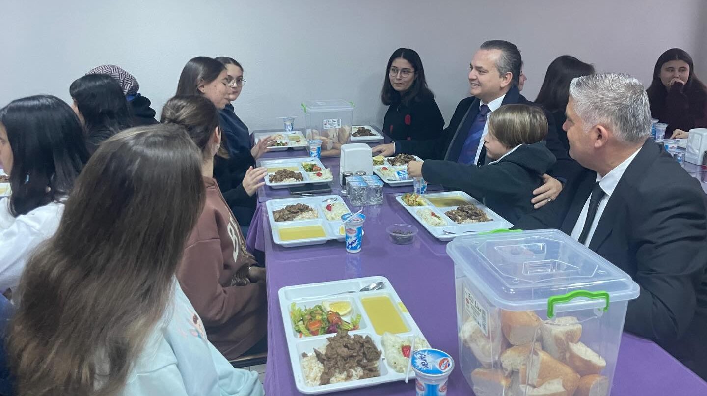 İşte Vali Akbıyık ve Kaymakam Akkaya İftarda Gençlerle Buluştu haberi