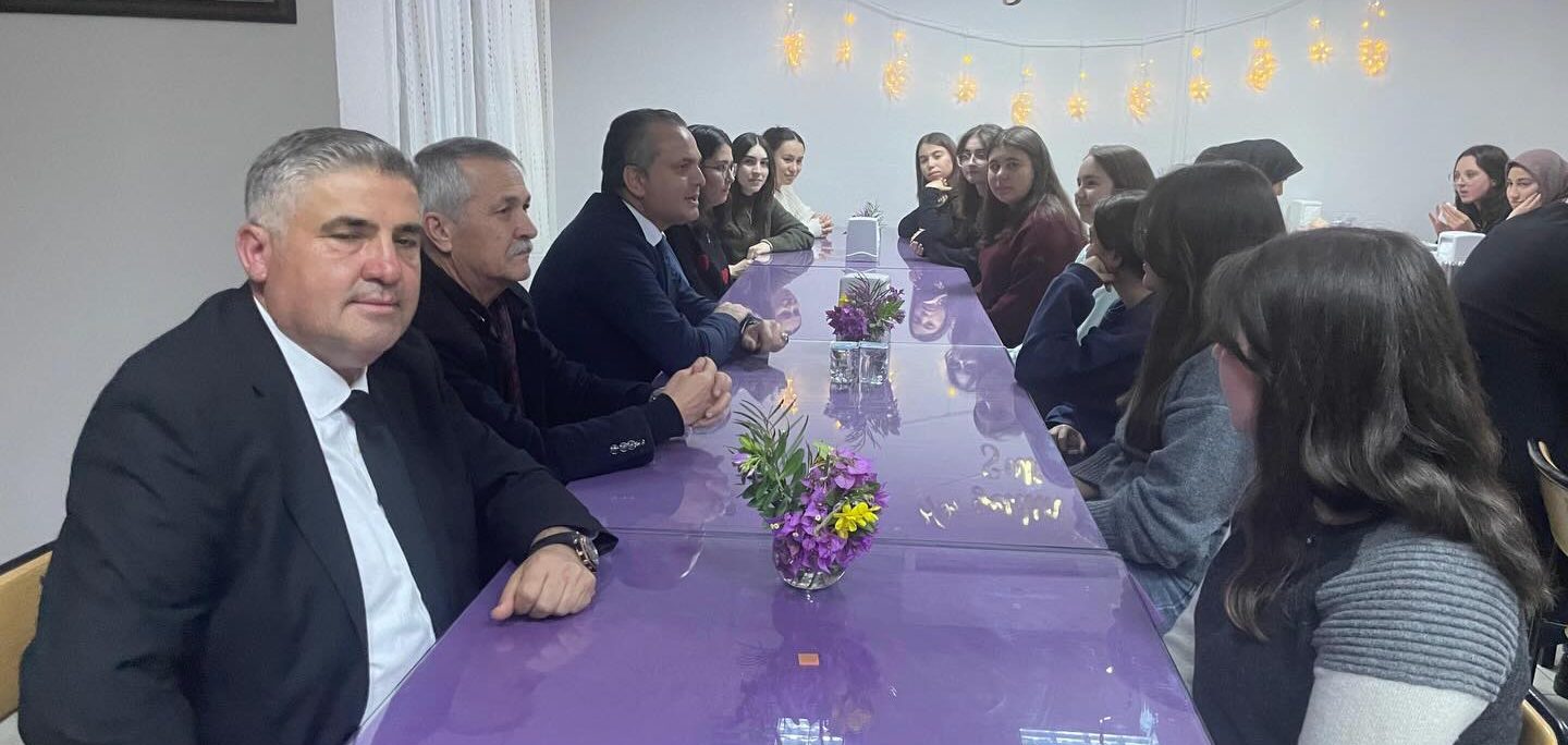 İşte Vali Akbıyık ve Kaymakam Akkaya İftarda Gençlerle Buluştu haberi
