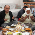 İşte Akdenizli Ailesi, Belediye Personelinin Evinde İftar Yaptı haberi