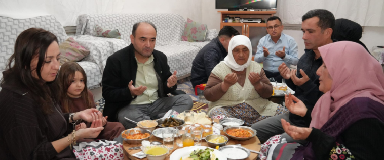 İşte Akdenizli Ailesi, Belediye Personelinin Evinde İftar Yaptı haberi