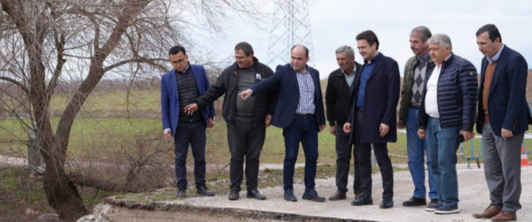 İşte Başkan Akdenizli ve Kaymakam Dilekli, Seydikemer’de Köprü Hasarını Yerinde İnceledi Seydikemer’de sel nedeniyle yıkılan köprüde inceleme yapıldı. Yetkililer, vatandaşları dikkatli olmaları konusunda uyardı. https://fethiyeninellitonu.com/baskan-akdenizli-ve-kaymakam-dilekli-seydikemerde-kopru-hasarini-yerinde-inceledi/ haberi