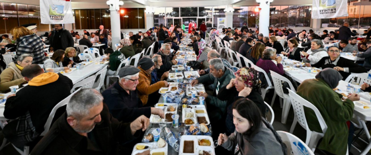 İşte Başkan Karaca İlk İftarını Vatandaşlarla Açtı haberi