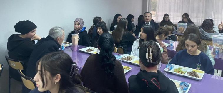 İşte Vali Akbıyık ve Kaymakam Akkaya İftarda Gençlerle Buluştu haberi