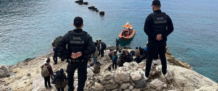 İşte Seydikemer'de 32 Düzensiz Göçmen ve 1 Göçmen Kaçakçısı Yakalandı haberi