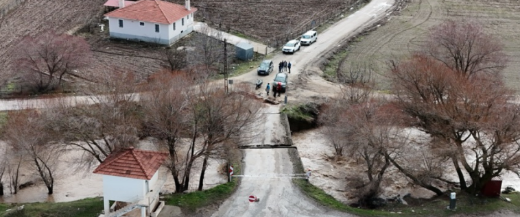 İşte Seydikemer’de Sel Nedeniyle Köprü Yıkıldı, Yol Trafiğe Kapatıldı haberi