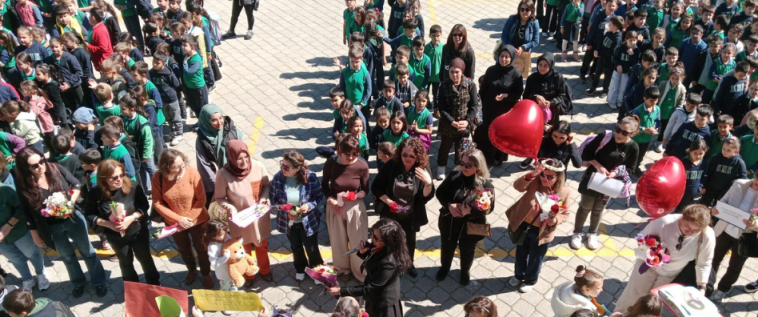İşte Fethiye’de Miniklerden Büyük Jest! Öğretmenlerin Tepkisi Herkesi Duygulandırdı haberi