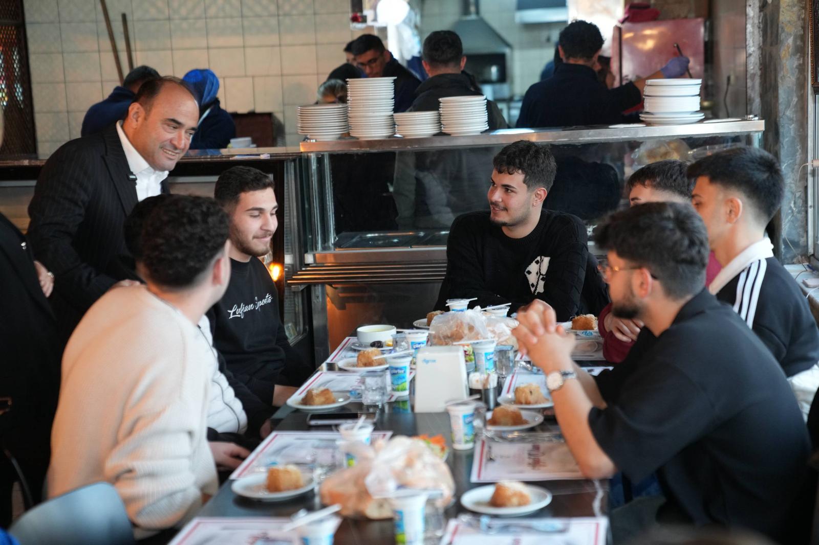 İşte Başkan Akdenizli İftarını Üniversite Öğrencileriyle Açtı haberi