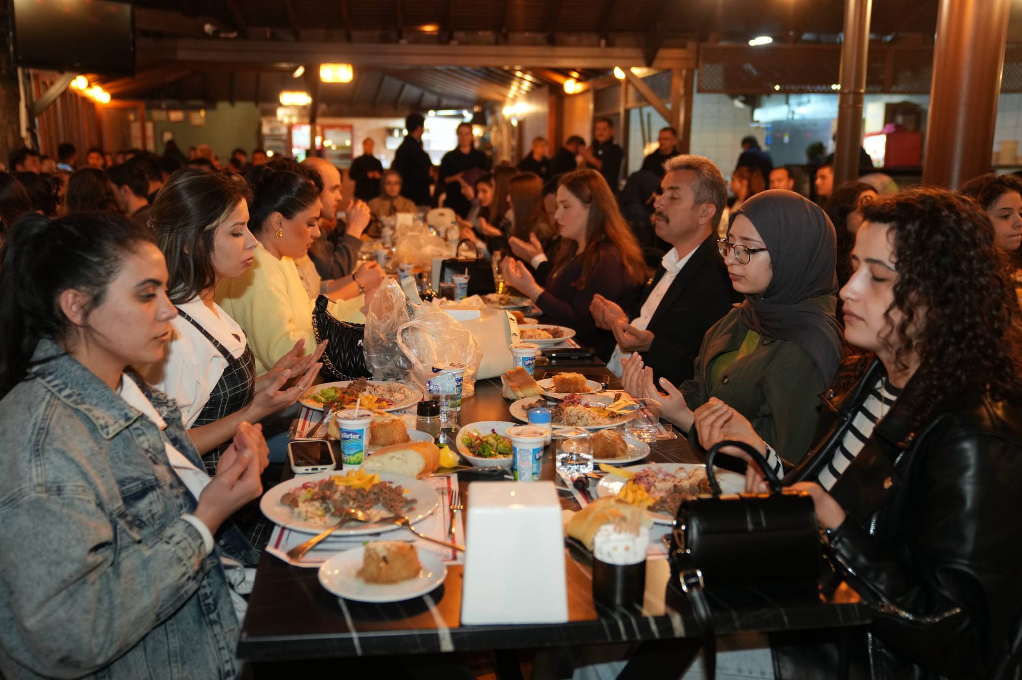 İşte Başkan Akdenizli İftarını Üniversite Öğrencileriyle Açtı haberi