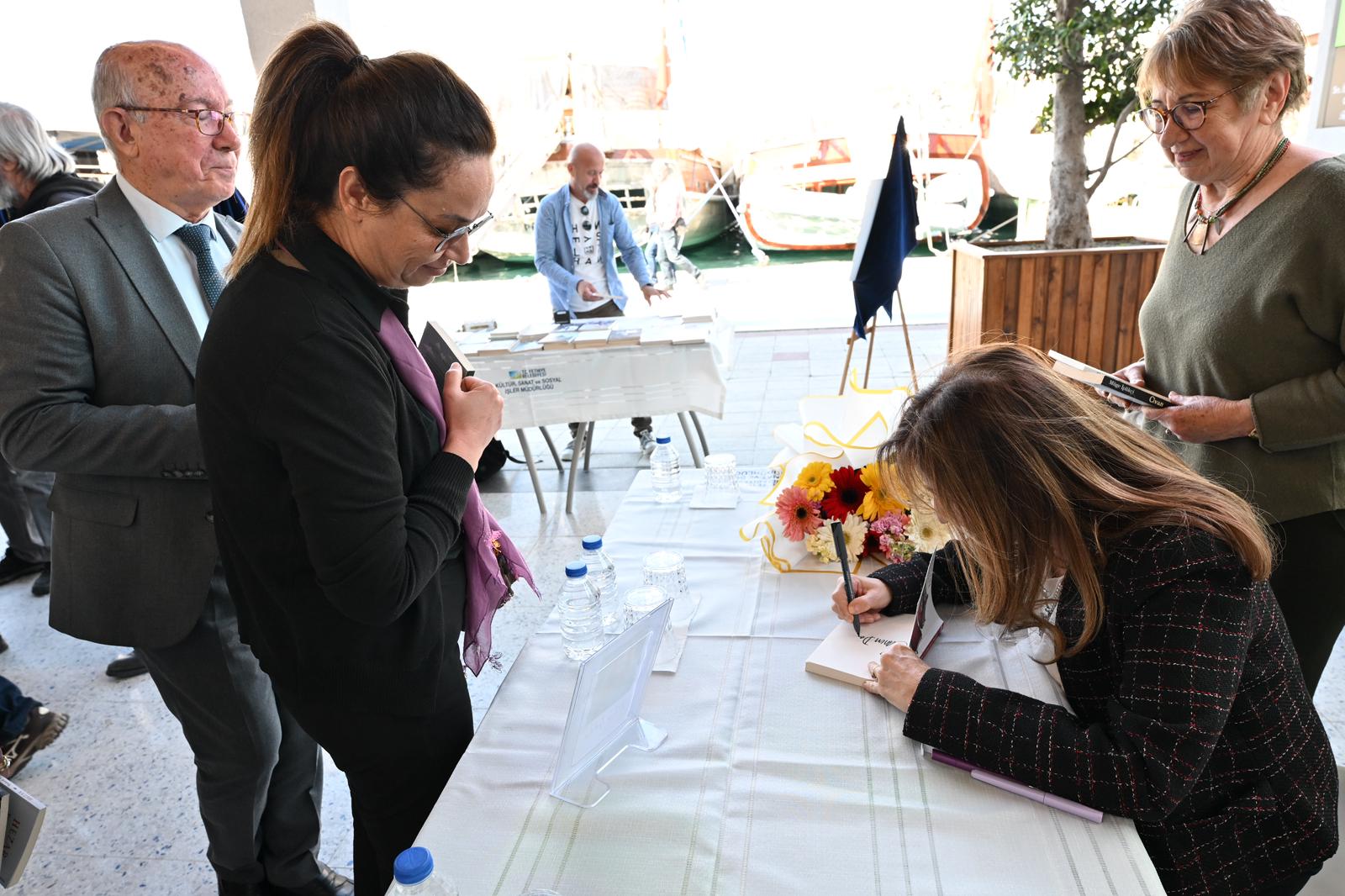Müge İplikçi Fethiye Kültür Evi’nde Okurlarıyla Buluştu