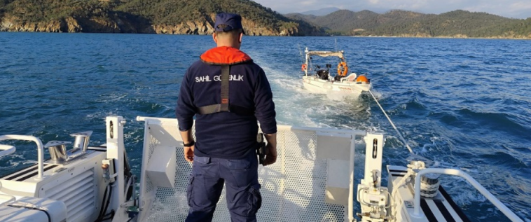 Fethiye Açıklarında Sürüklenen Tekneye Sahil Güvenlik Müdahale Etti! 1 Kişi Kurtarıldı