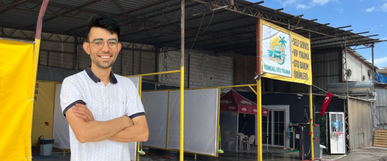 Fethiye’de Pembe Köpüklü Oto Yıkama İlgi Odağı Oldu